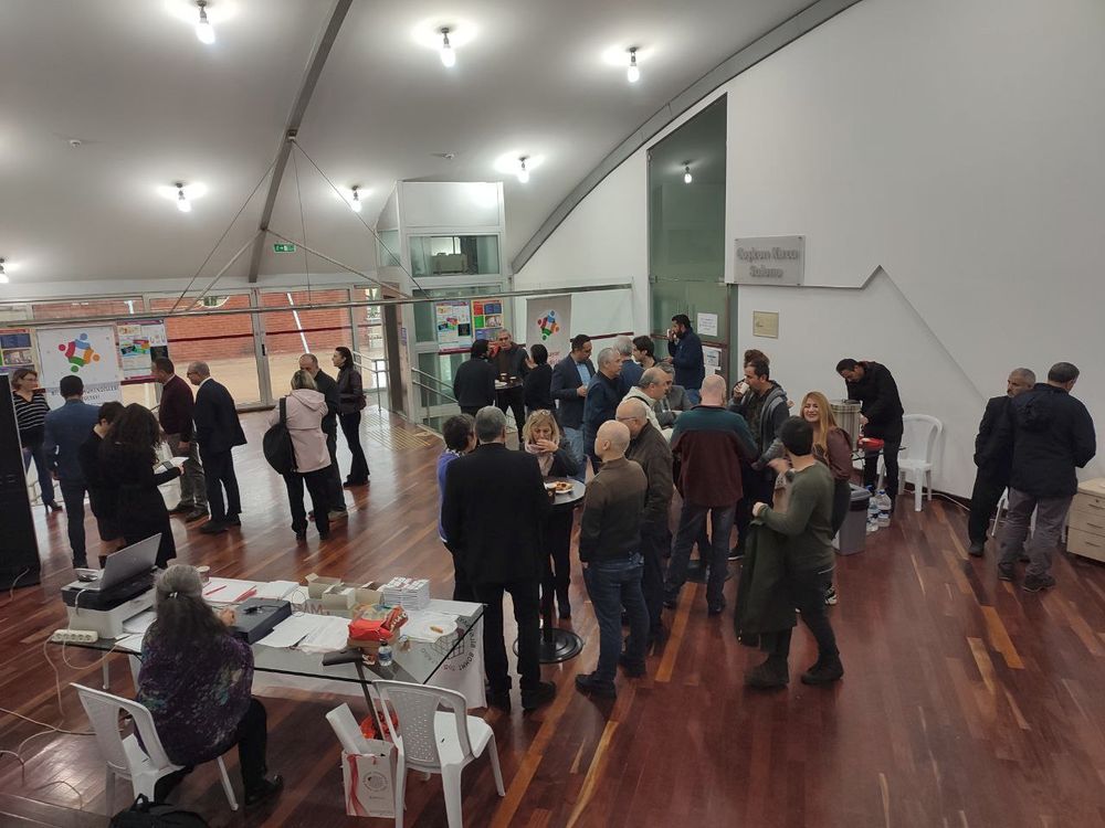 Fotoğrafta, 4. Bilgisayar Mühendisleri Kurultayı'nın 1. gününde oturum arasında fuaye alanında sohbet etmekte olan kurultay katılımcıları görülüyor.