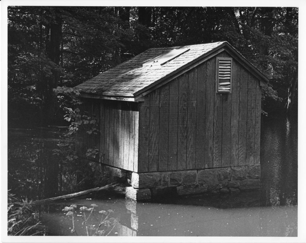 Countryside Park pumphouse and surrounding woods. Reflections of the pumphouse and trees can be seen in the water.

Canon EOS 630
Ilford HP5+ 400
Caffenol
Ilford Multigrade Pearl 8x10