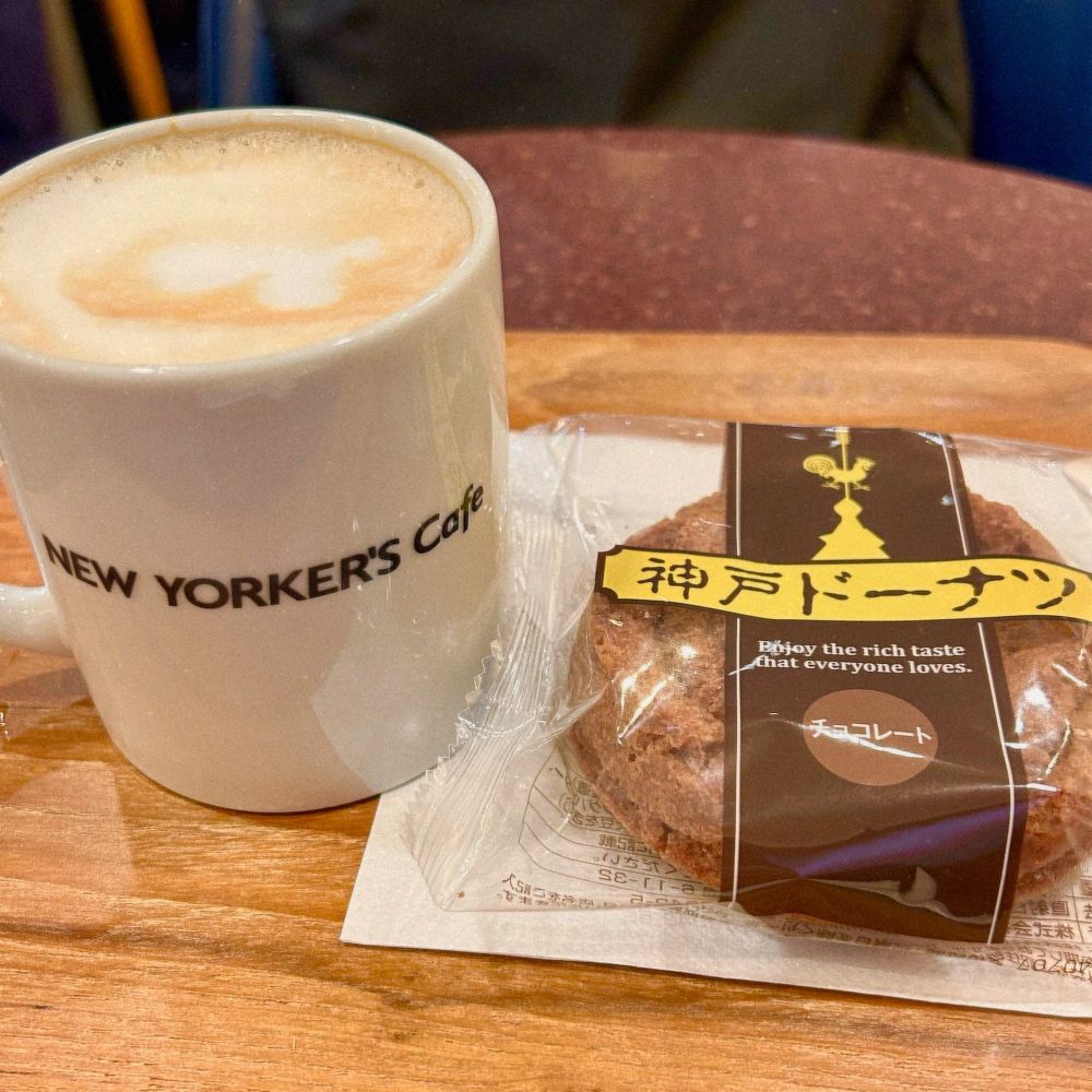 ニューヨーカーズカフェのカフェオレとドーナツ