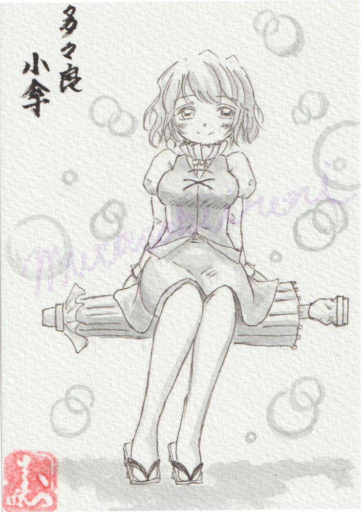 傘に腰かけて、優しいまなざしを送る小傘ちゃんです。