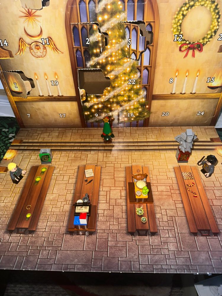 picture of the lego harry potter advent calendar box set up to show the great hall of hogwarts. all 6 days of lego builds are shown