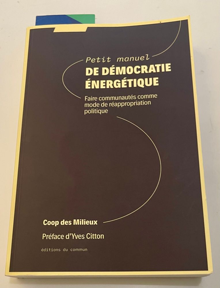 La couverture du livre intitulé « petit manuel de démocratie énergétique » aux éditions du commun. 
