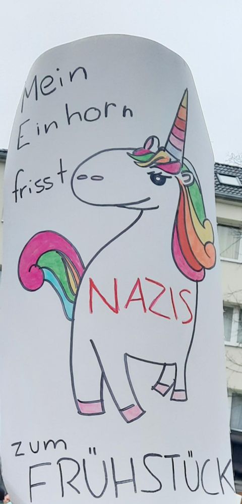 Demo Schild mit tollem Einhon. Text: mein Einhorn frisst Nazis.