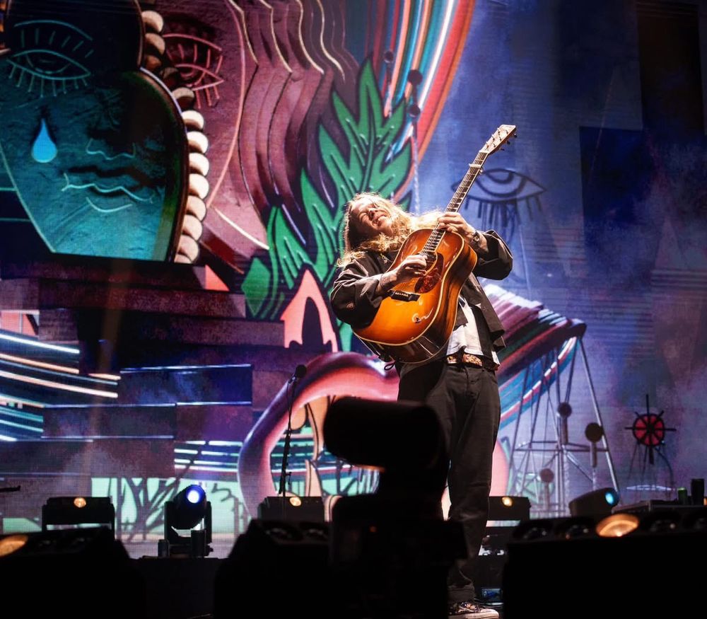 Billy Strings playing guitar 