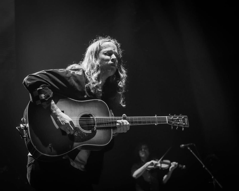 Billy Strings playing guitar 