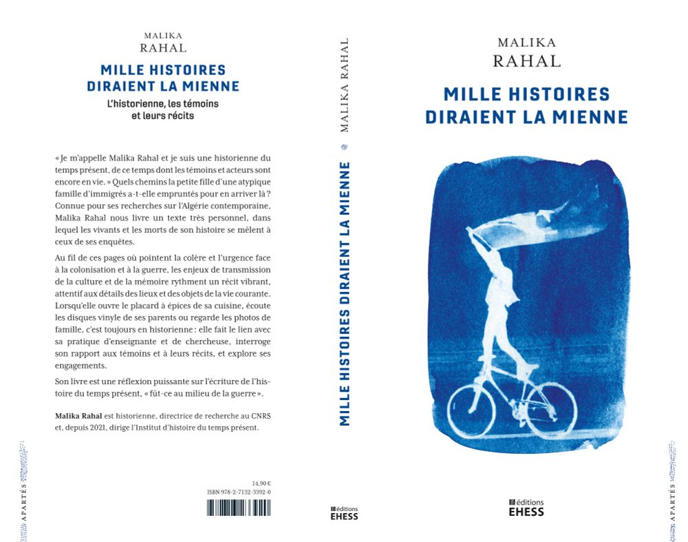 Couverture complète du livre de Malika Rahal, "Mille histoires diraient la mienne". L'illustration de couverture représente un homme debout sur un vélo, qui porte un drapeau flottant au-dessus de sa tête, cyanotype réalisé d’après une image du Ḥirāk en Algérie, début 2019.