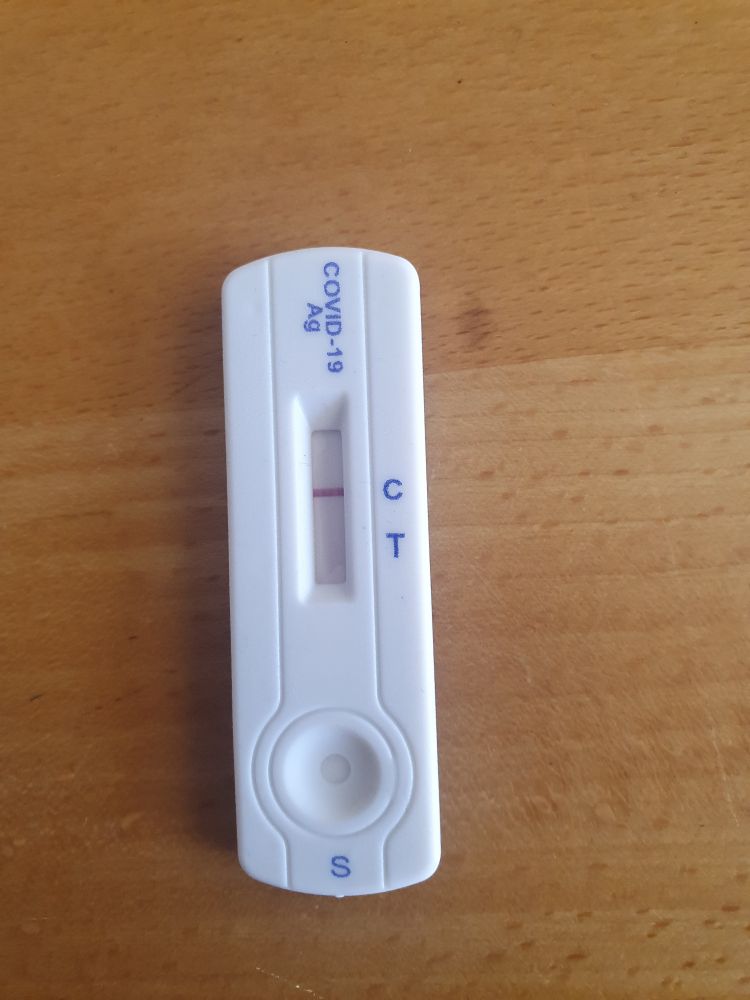 Man sieht einen Covid-test der negativ ausgefallen ist 