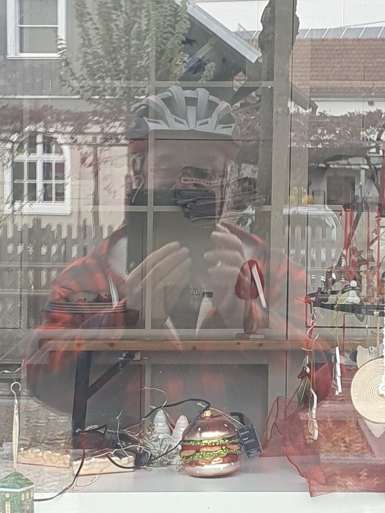 Steh vor einem Laden und mache foto meiner Spiegelung 