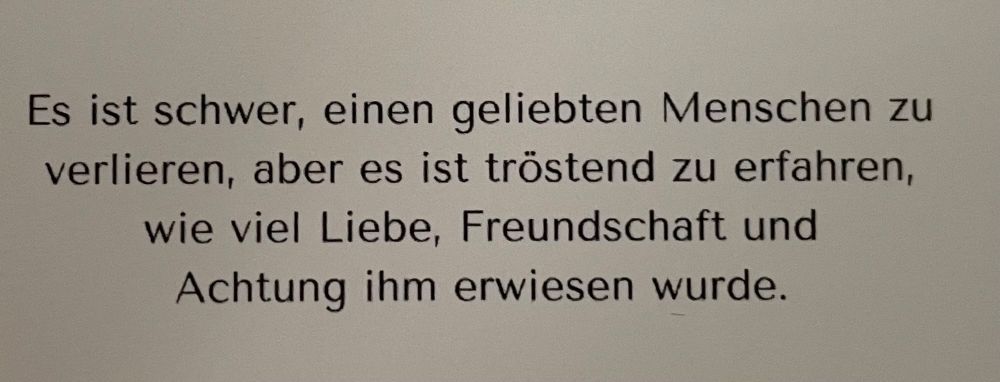 Screenshot einen Textes für eine Dankeskarte schwarz auf weiß: Es ist schwer, einen geliebten Menschen zu verlieren, aber es ist tröstend zu erfahren, wie viel Liebe, Freundschaft und Achtung ihm erwiesen wurde. 