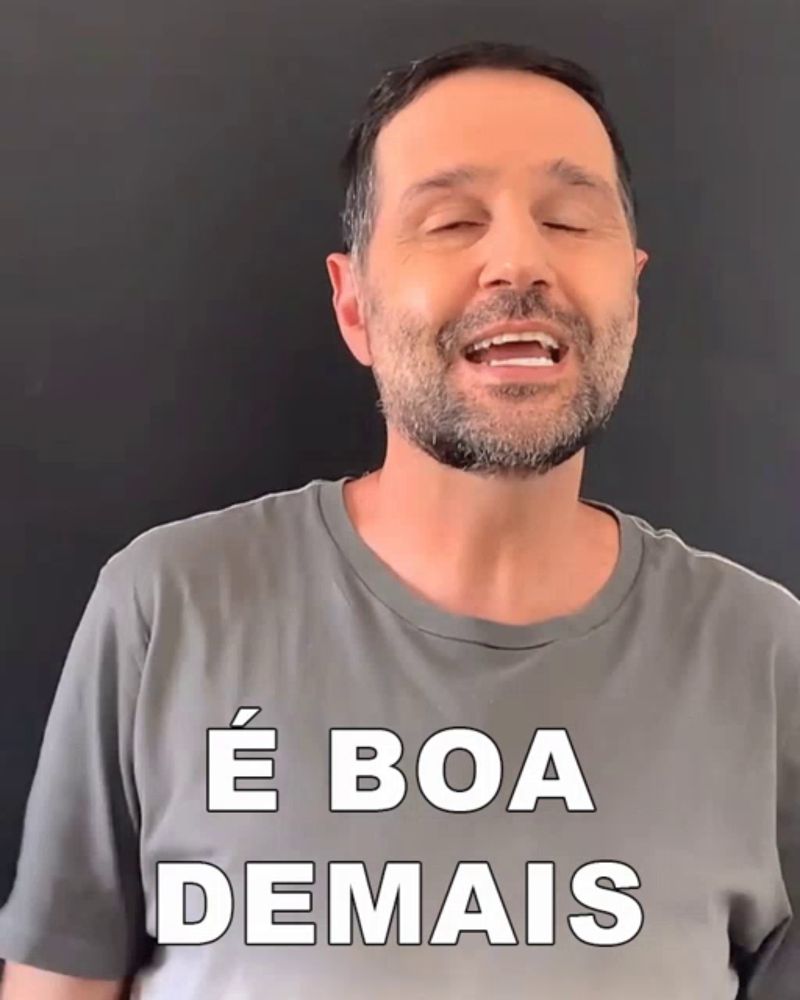 a man with a beard is wearing a shirt that says " e boa demais "