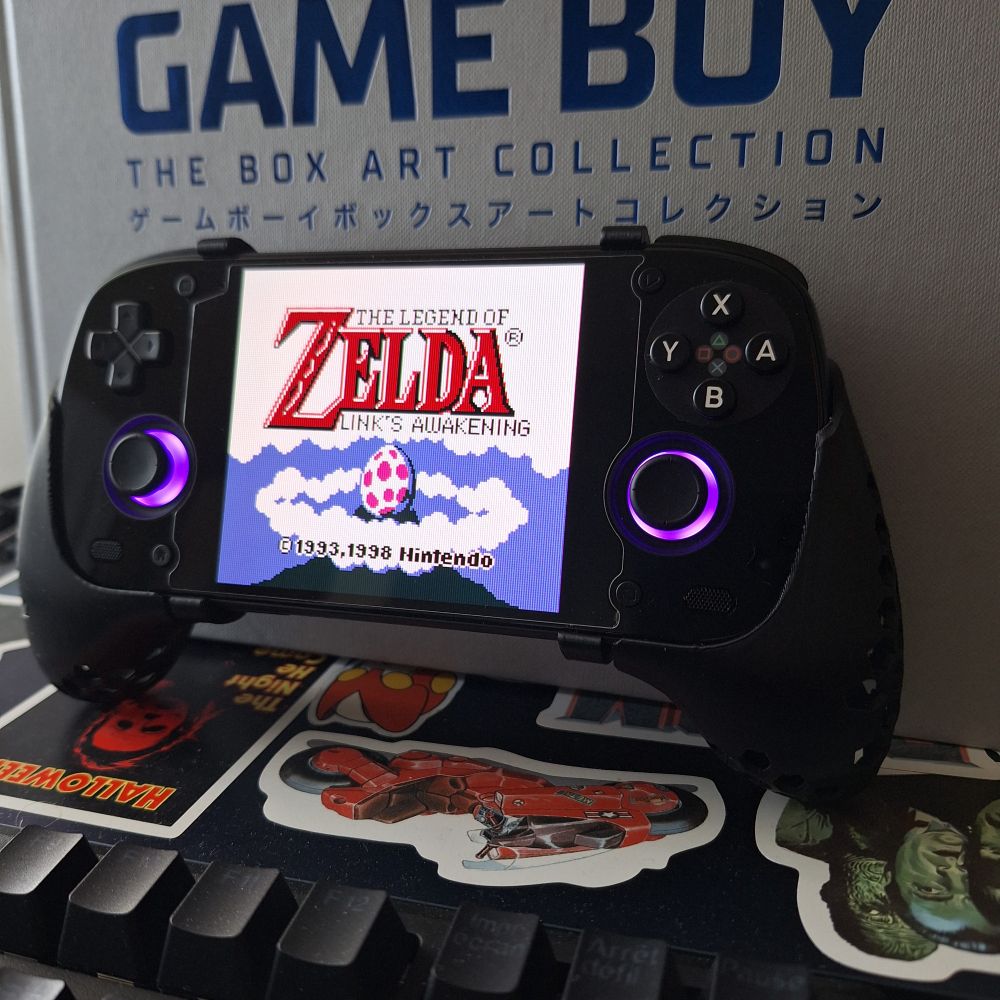 Photo de la console donc avec son grip sur laquelle tourne le merveilleux The Legend of Zelda Link's Awakening ! 