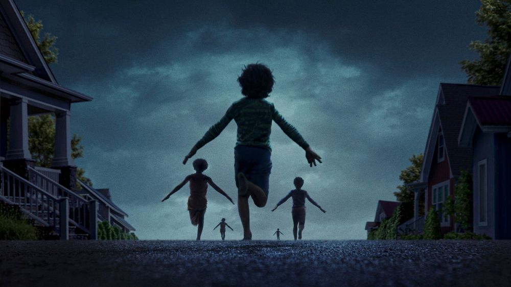 Still uit de film Weapons (2025): Een groep kinderen rent over een weg tussen huizen onder een bewolkte hemel.