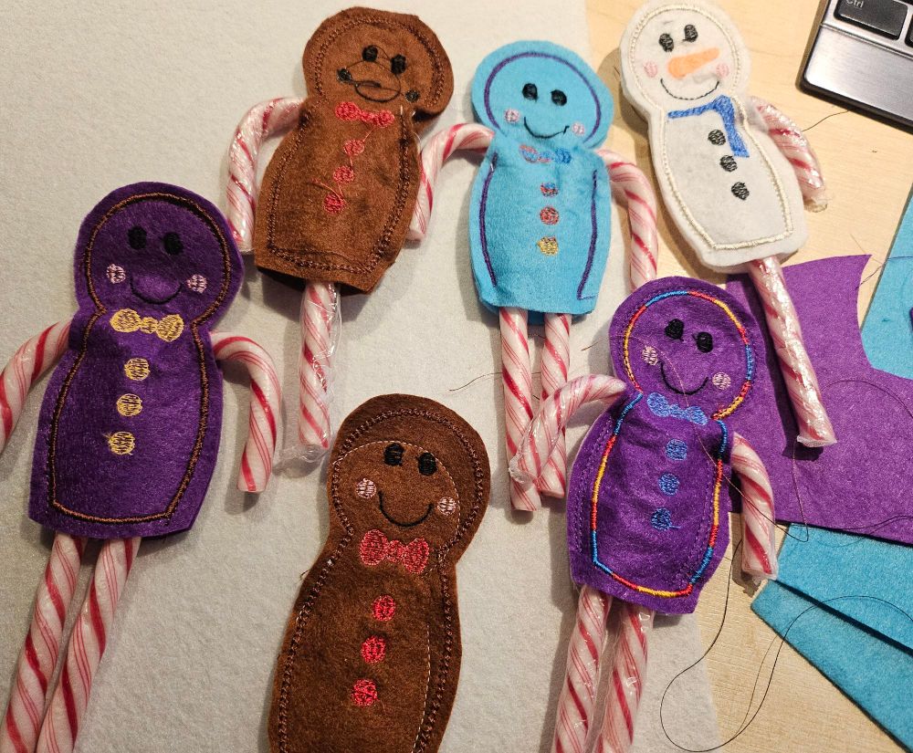 Gingerman met de borduurmachine en candysticks