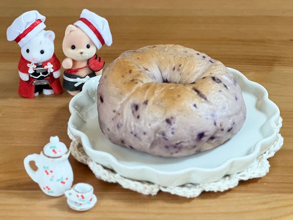 シルバニアのゆきヒョウのエミヤとキャメルイヌの村正がベーグルをどうぞ！してるよ🥰
これは青空ごはん部って言えますか！？
(コスバニアぬい撮り)

栗の渋皮煮もそうなんだけど、実家ご近所さんの料理上手マダムが最近料理教室みたいなのを開いてて、オカンを仲間に誘ってくれるらしい！

私が遊びに行ったときに、習ったメニューをオカンが披露してくれるから、ありがたくお裾分けをいただいているのである\( ˆoˆ )/✨🍰
一緒に作ると邪魔になるから、私は応援・記録係🔥

【アイテム紹介】
キッチンキッチン:ミニチュアティーカップとポット
シルバニア森のキッチンコスチューム:コック帽子
編み物のコースター