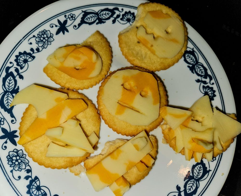 Cheese art. farmer's marble, medium, on ritz
