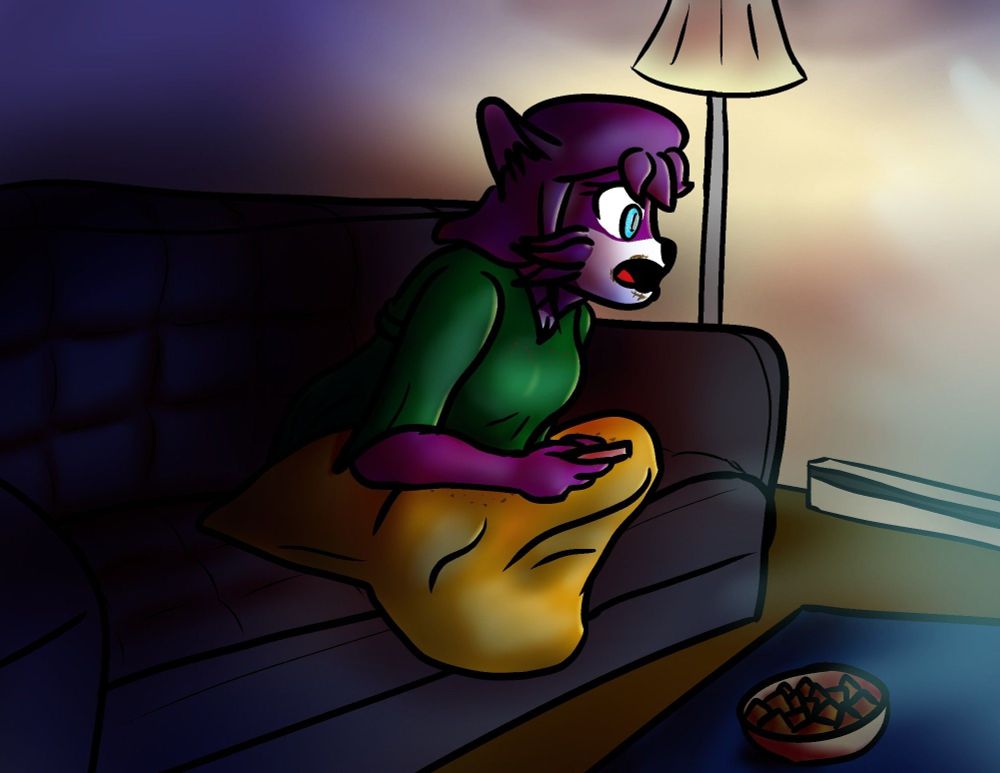 Eva, renarde anthropomorphique, mangeant des grignotines et attentive à quelque chose hors-champ