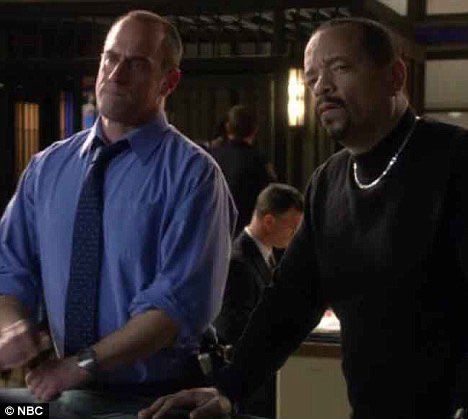 Stabler & Tutuola looking at a suspect skeptically 