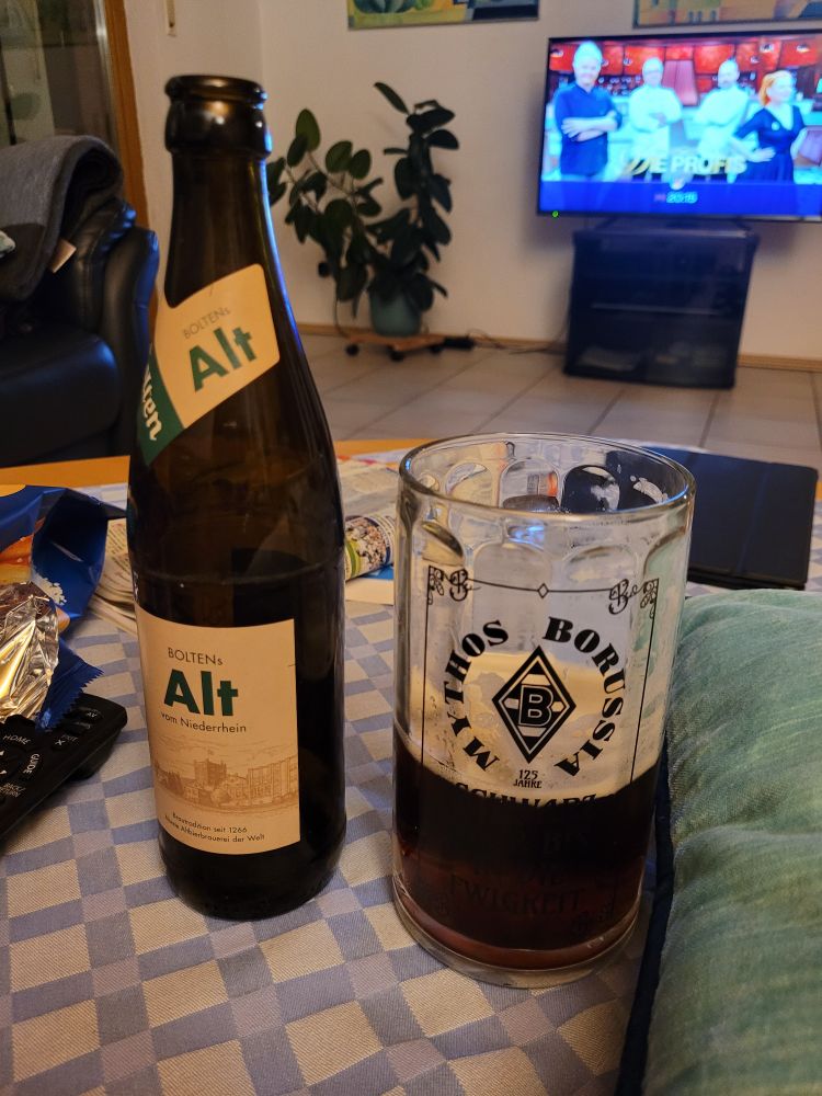 Bolten Altbier Flasche mit Krug auf dem Mythos Borussia steht mit BMG Wappen