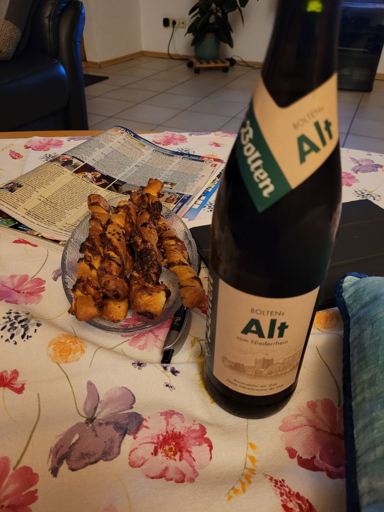 Käsestangen und Bolten Alt auf Wohnzimmertisch 
