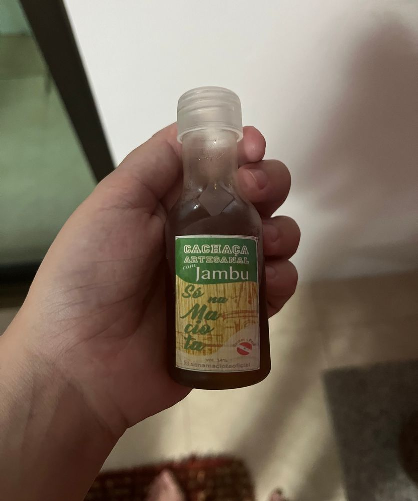 Mini cachaça de jambu