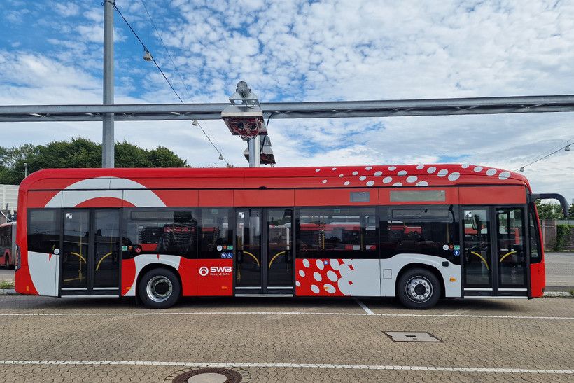 Rot-weißer Bus der  Stadtwerke Bonn