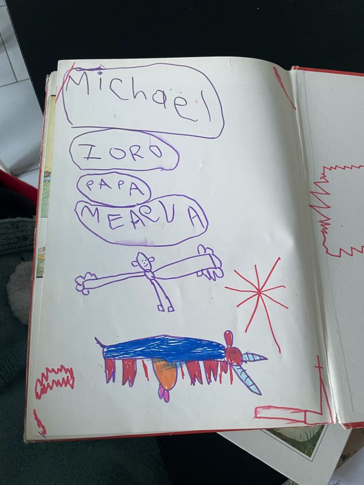 des dessins d’enfants et des prénom écrits à la fin du livre