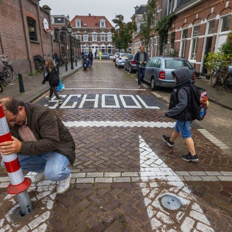 Straat bij basisschool tijdelijk verboden voor auto's: 'Veiliger voor kinderen'