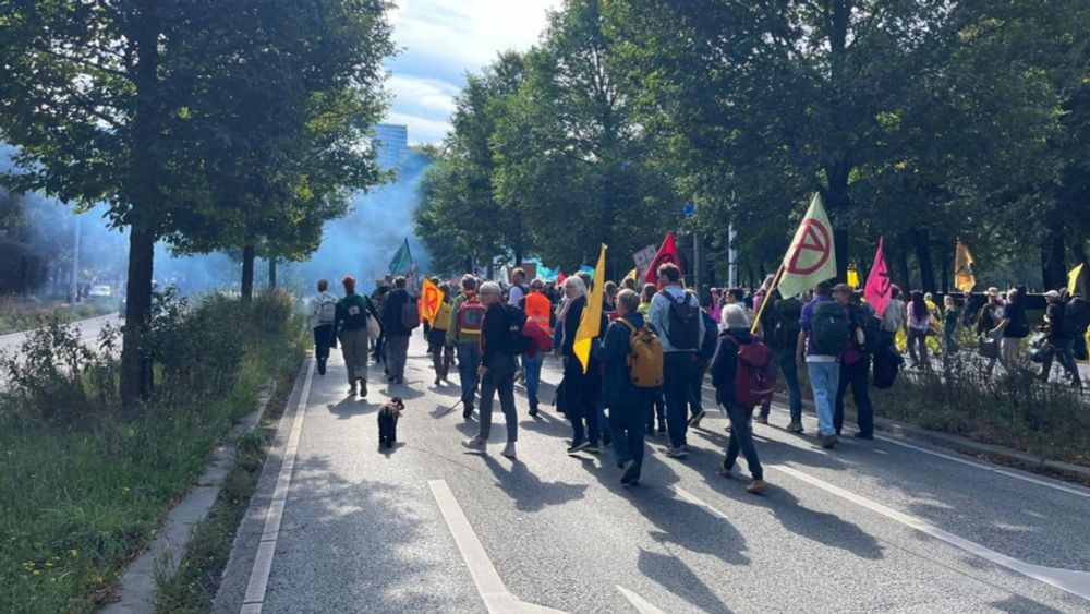 Liveblog | Klimaatactivisten Extinction Rebellion lopen A12 op, politie kijkt toe