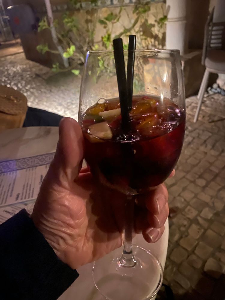 Halbvolles Sangriaglas in meiner Hand