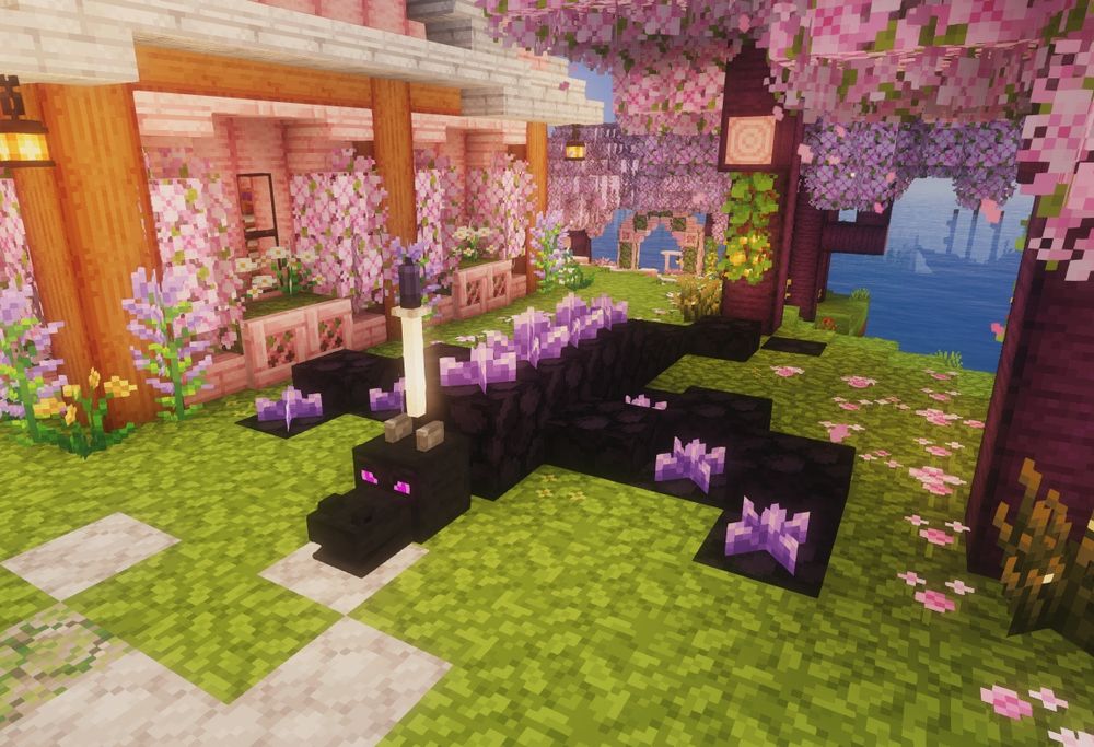 Imagem do jogo minecraft, há um dragão preto feito de blocos de pedra negra, deitado no chão de grama com as asas abertas, sobre o corpo do dragão tem cristais de ametista e sobre a cabeça do dragão tem uma espada luminosa cravada. 