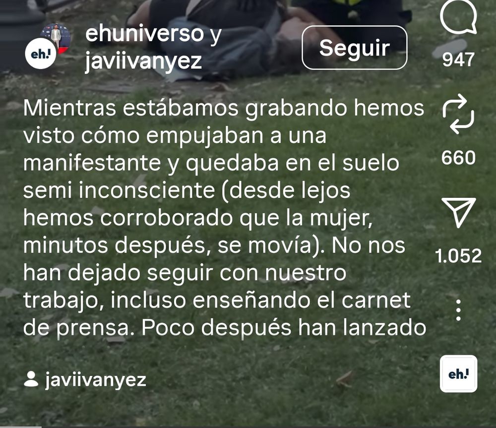 Caption that reads: " Mientras estábamos grabando hemos visto cómo empujaban a una manifestantes y quedaba en el suelo semi inconsciente (desde lejos hemos corroborado que la mujer, minutos después, se movía). No nos han dejado seguir con nuestro trabajo, incluso enseñando el carnet de prensa. poco después han lanzado... " (Here the caption ends).