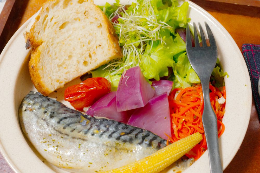 蒸したものはとまと、赤かぶ、ベビーコーン、鯖、カンパーニュ

鯖にはオリーブオイル、鷹の爪、粗挽き塩胡椒、タイム、ローリエを