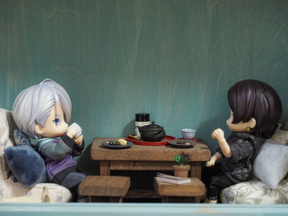 いつもの平和なおやつの光景と思いきやカリカリしたおやつタイムの山姥切長義と加州清光

ちいさきものたちがいる暮らし
ねんどろいどどーる