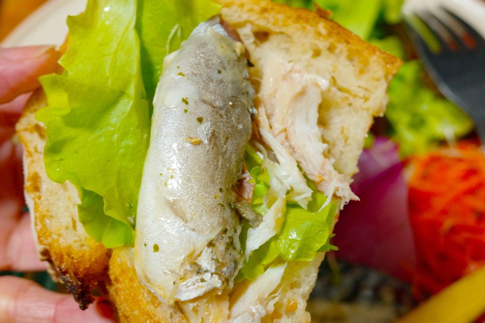 鯖とサラダをカンパーニュに乗せていただきます。鯖がふっくらです。