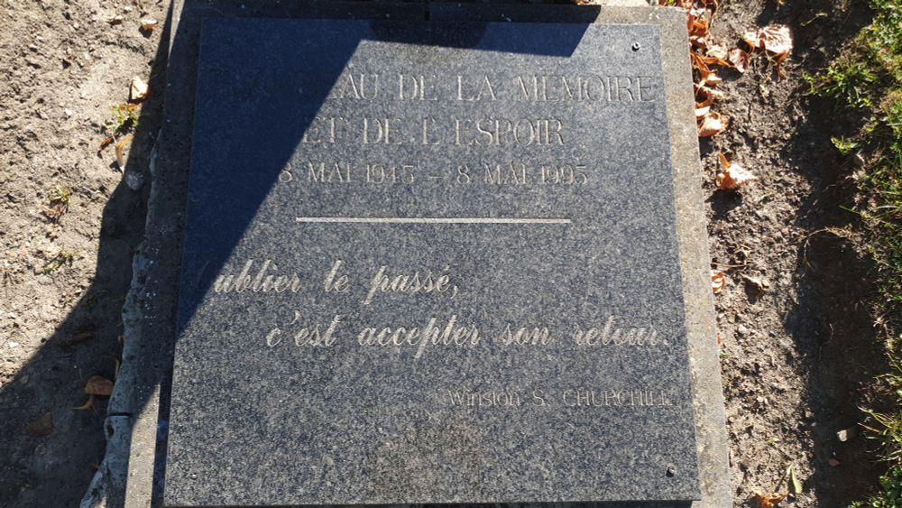 Winston Churchill quote on a marble plate on the ground, in front of the monument. In French: "oublier son passé, c'est accepter son retour"