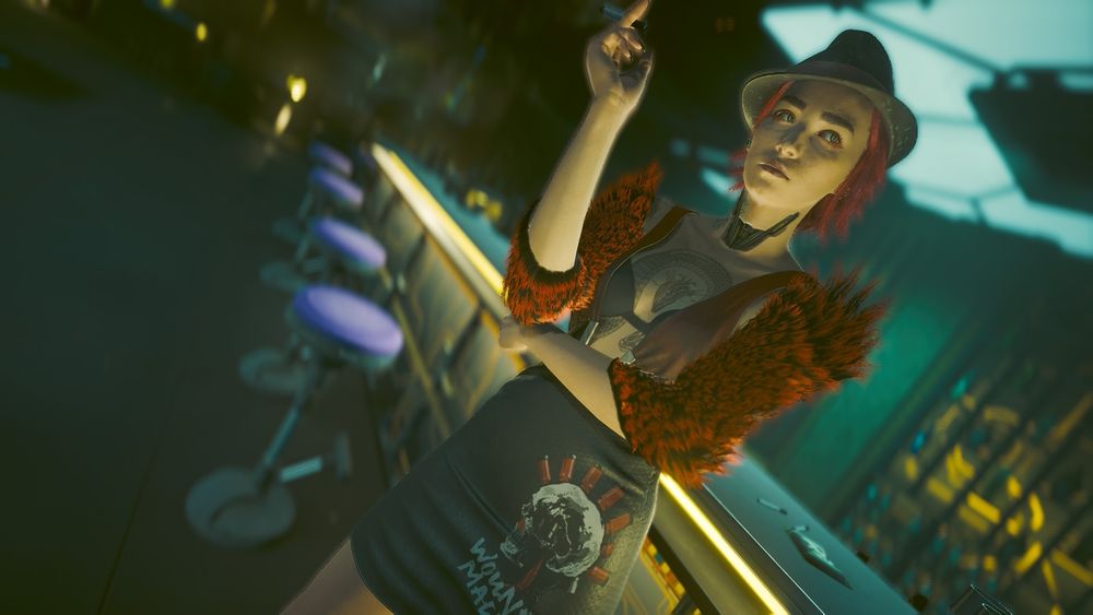 ゲーム「サイバーパンク2077」のスクリーンショット。好きなコーディネートで潜入できると思って組んだストリートっぽさのあるワンピースとハットのコーデを着た主人公の写真