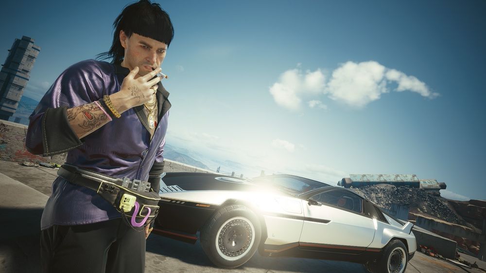 ゲーム「サイバーパンク2077」のスクリーンショット。愛車のそばで煙草をふかすエル・キャピタン