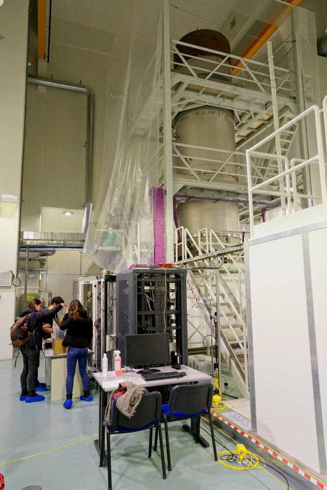 Photo de l'intérieur du bâtiment de fin de bras du détecteur Virgo.