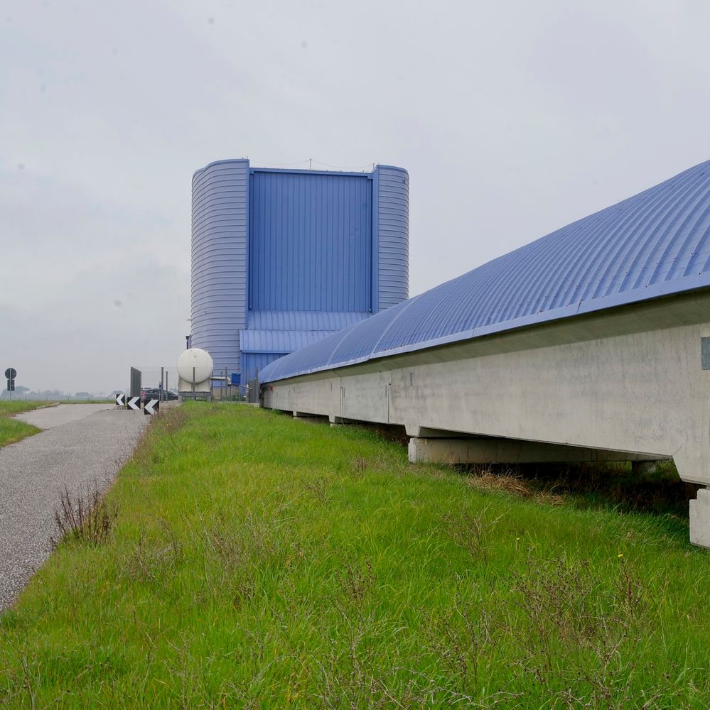 Photo du bâtiment de fin de bras du détecteur Virgo.