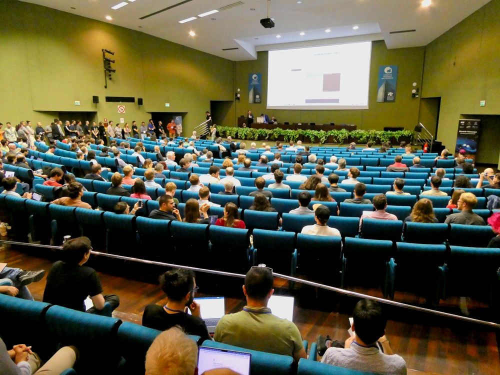 Photo du grand amphi pour les sessions du symposium