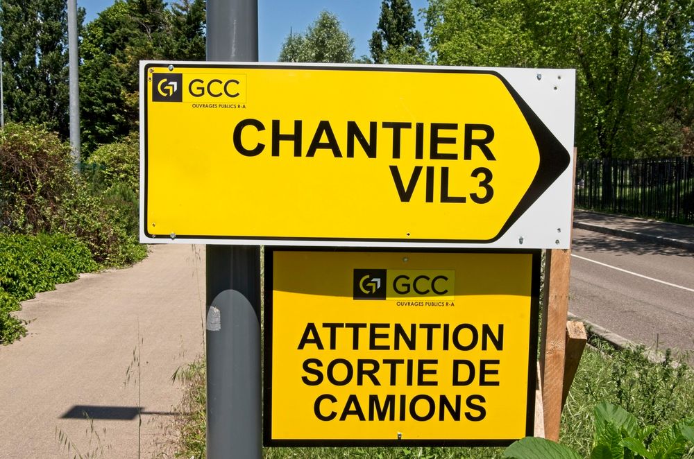Photo d'un panneau de direction du chantier