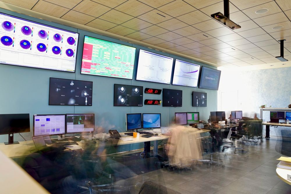 Vue de la salle de contrôle de l'instrument Virgo