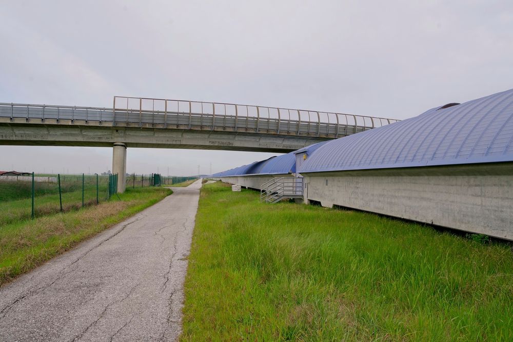 Pont passant au-dessus d'un bras de Virgo.