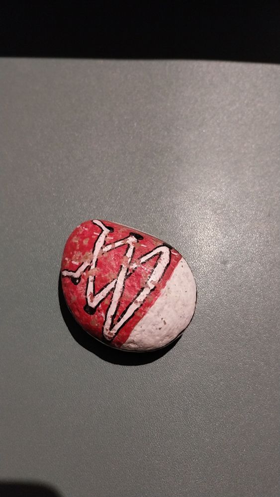 Bemalter Stein, mit Sportschuhoptik und aufgemalten Schnürsenkeln