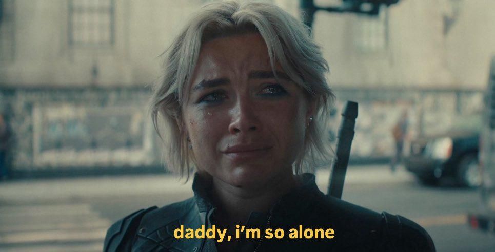 Escena de Thunderbolts, en ella sale Florence Pugh interpretando a Yelena. Está llorando, magullada, y se dirige a su padre: daddy, i'm so alone