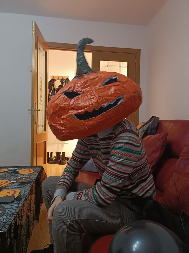 Foto de mi persona con una calabaza hecha de papel maché en la cabeza