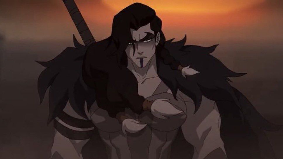 Foto de Yasha de la serie de animación de The Mighty Nein. Es una chica mazadisima y con cara de malas pulgas. Tiene el pelo largo negro con las puntas blancas, lleva maquillaje en los ojos y la barbilla estilo nórdico. Lleva una capa negra de pelo a la espalda y un espadón sobresaliendo por la espalda