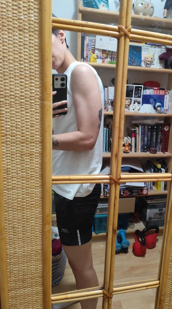 Foto de mi brazo derecho de perfil, flexionando el biceps
