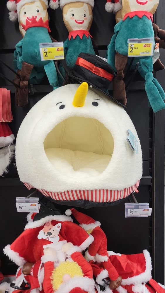 눈사람 머리 모양의 뽀송한 재질의 고양이 숨숨집. 입부분이 들어가는 구멍이다. 벨크로로 중절모도 붙였다 뗐다 할 수 있음.