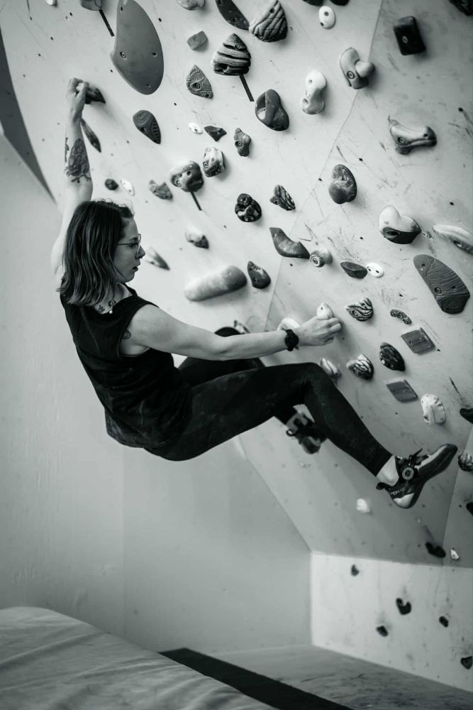 Svartvit bild på när jag klättrar 